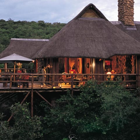 Facade/entrance, Bird's eye view, Balcony/Terrace, Living room, Seating area, Dining area, On site, Mountain view, Sunset