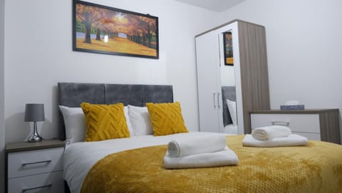 Bed, Photo of the whole room, Bedroom, towels