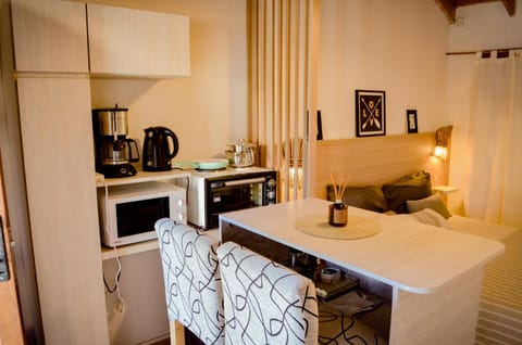 Coffee/tea facilities, Kitchen or kitchenette, Dining area, minibar, toaster