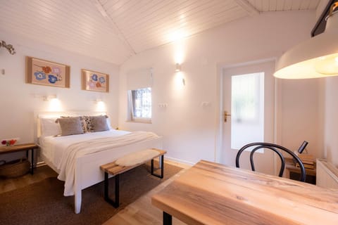 Bed, Dining area, Bedroom