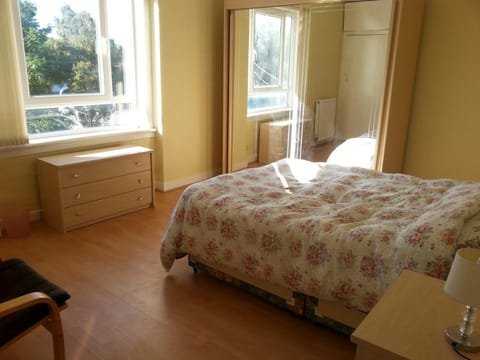 Comfortable Rooms With Work Desks In Cheerful Apartment Glasgow City Vacation rental in Glasgow