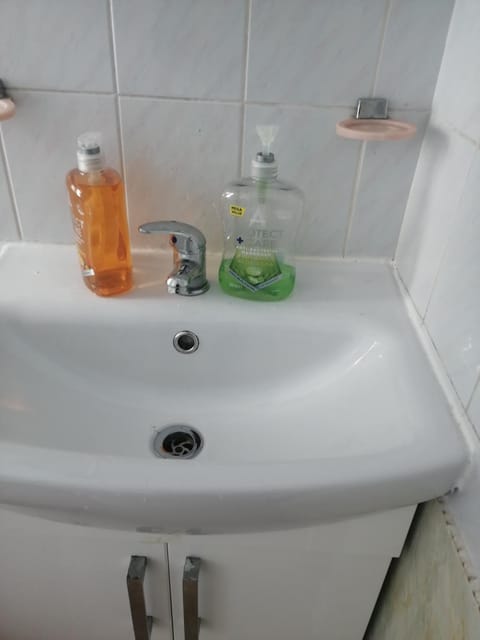 Comfortable Rooms With Work Desks In Cheerful Apartment Glasgow City Vacation rental in Glasgow