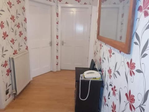 Comfortable Rooms With Work Desks In Cheerful Apartment Glasgow City Vacation rental in Glasgow