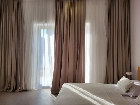 Bed, TV and multimedia, Bedroom, air conditioner