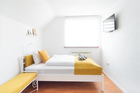 Bed, Photo of the whole room, Seating area, Bedroom, air conditioner