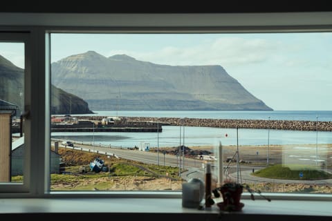Mountain view, Sea view