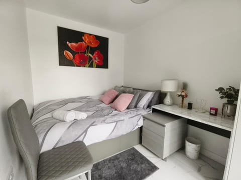 Photo of the whole room, Bedroom