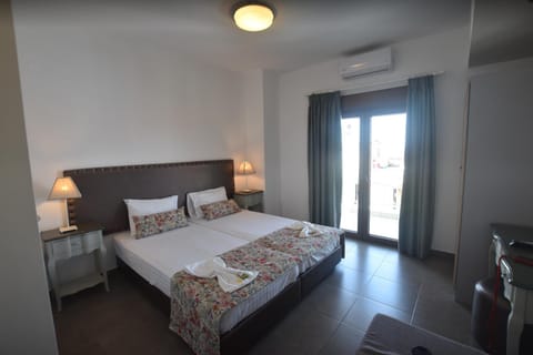 Bed, Photo of the whole room, air conditioner