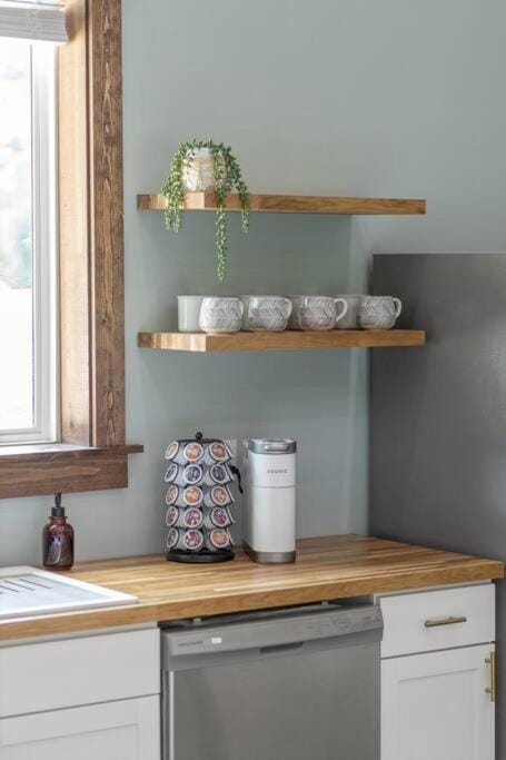 New Barndo/Kayak Launch/ 2 Private Hot Tubs Villa in Kentucky