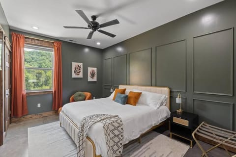 New Barndo/Kayak Launch/ 2 Private Hot Tubs Villa in Kentucky