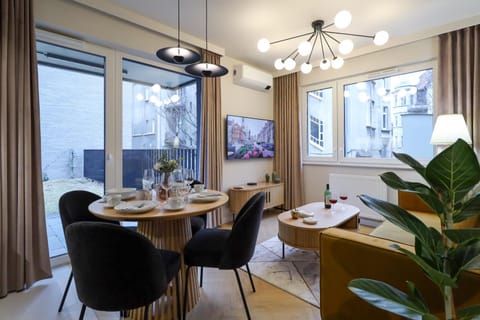 TV and multimedia, Living room, Seating area, Dining area