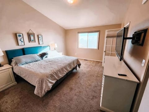 Pet Friendly/3 King Beds/Sleeps 14/Game room Near Villa in Black Forest