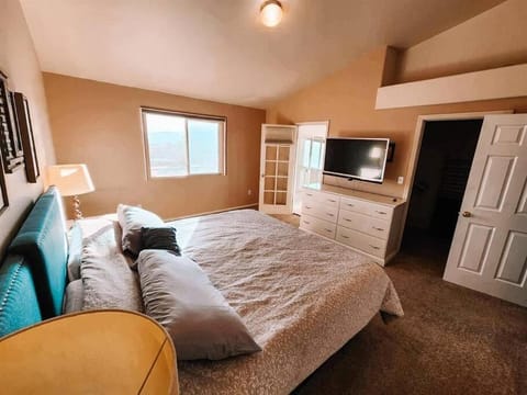 Pet Friendly/3 King Beds/Sleeps 14/Game room Near Villa in Black Forest