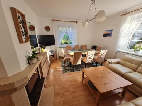 Communal lounge/ TV room, TV and multimedia, Living room, Seating area, Dining area