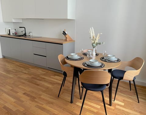 Kitchen or kitchenette, Dining area