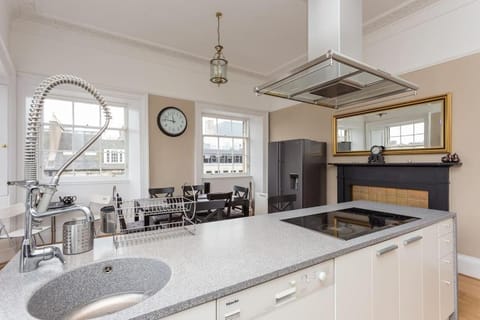 Prime Edinburgh City Centre - 4 Bed Penthouse Apartment in Edinburgh
