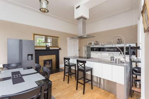 Prime Edinburgh City Centre - 4 Bed Penthouse Apartment in Edinburgh