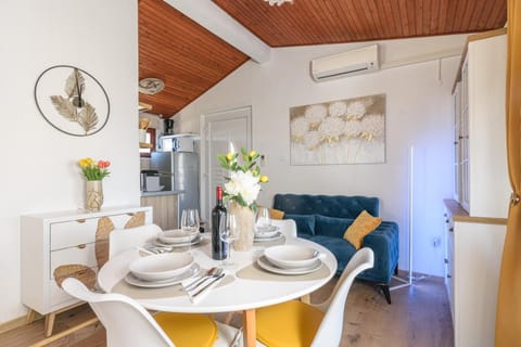 Living room, Seating area, Dining area, oven, air conditioner