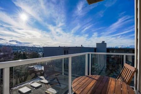 Fremont home with panoramic views near Woodland Zoo House in Fremont