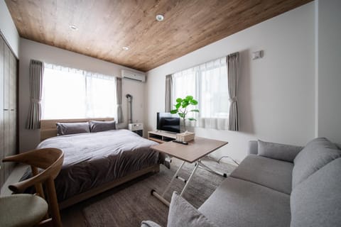 Bed, TV and multimedia, Living room