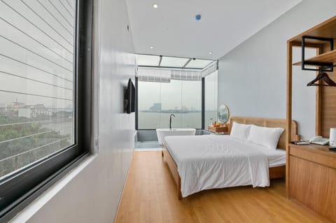 Bed, TV and multimedia, View (from property/room), Balcony/Terrace, Living room, Photo of the whole room, Seating area, Bedroom