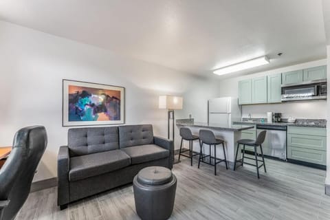 Metro Chandler Extended Stays - Cozy 1BD Room Apartment in Chandler