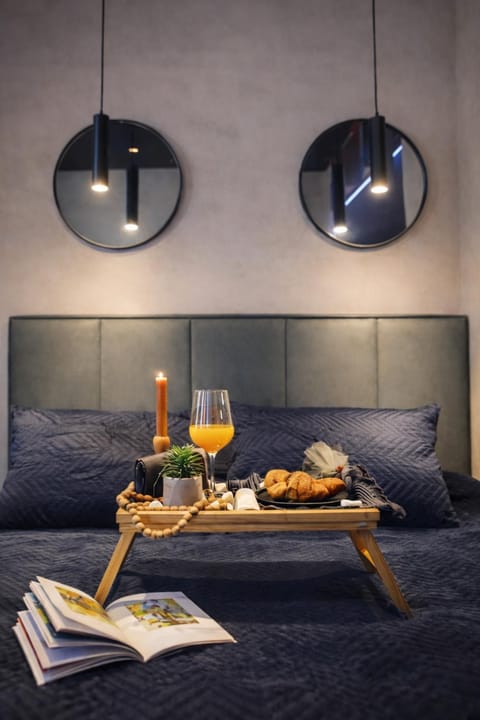 Bed, Living room, Breakfast