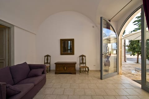 Facade/entrance, Seating area, Area and facilities