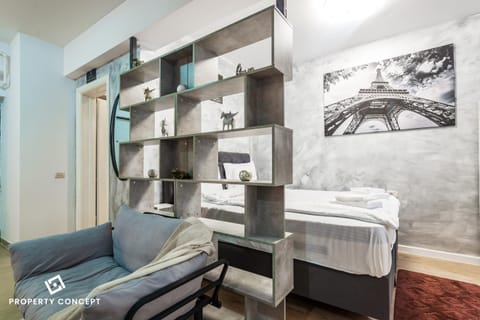 Bed, TV and multimedia, Kitchen or kitchenette, Living room, Photo of the whole room, Bedroom, hair dresser, towels