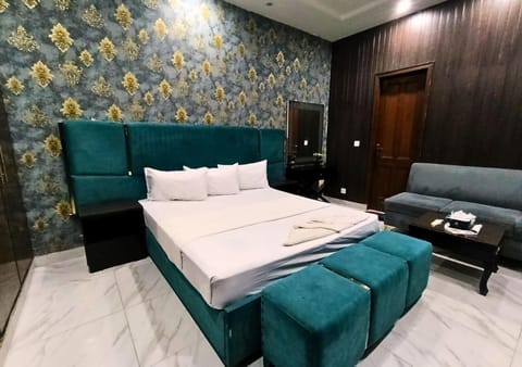 Bed, Seating area, Bedroom, hair dresser