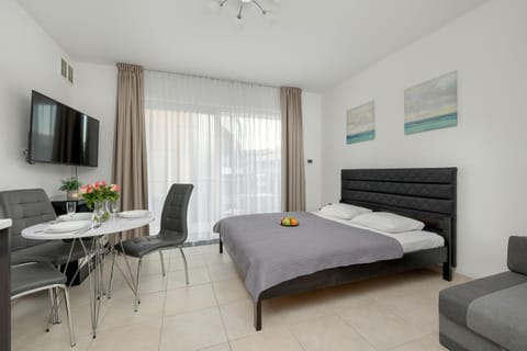 Bed, TV and multimedia, Living room, Photo of the whole room, Seating area, Dining area, Bedroom