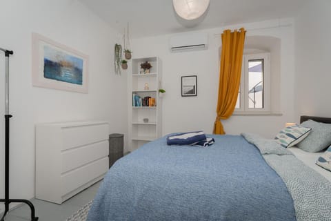 Bed, Bedroom, towels, air conditioner