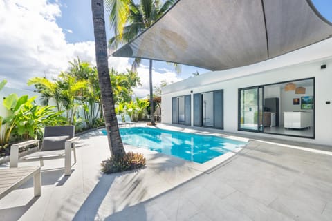Property building, Patio, Day, Beach, Pool view, Swimming pool, sunbed