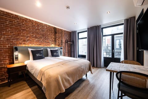 Bed, TV and multimedia, Bedroom