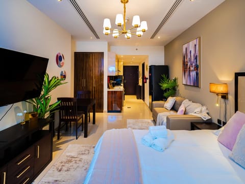 Bed, TV and multimedia, Living room, Photo of the whole room, Seating area, Evening entertainment, Bedroom, towels, wardrobe