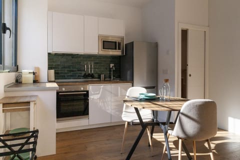 Kitchen or kitchenette, Dining area, minibar, pet friendly, stove