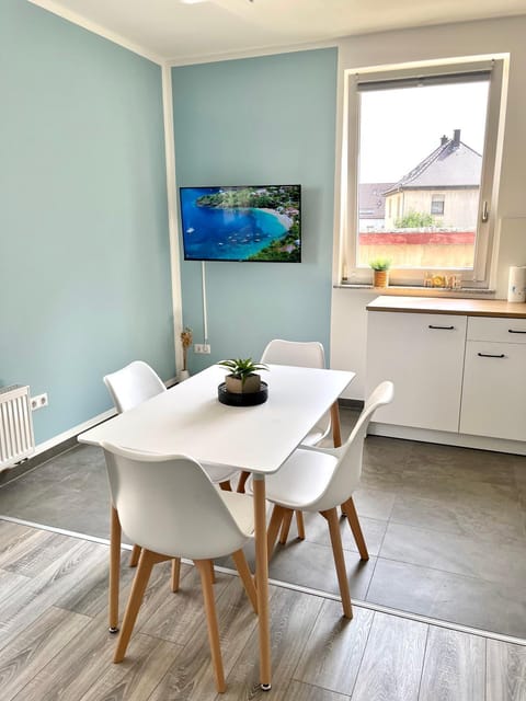 TV and multimedia, Kitchen or kitchenette, Living room, Seating area, Dining area