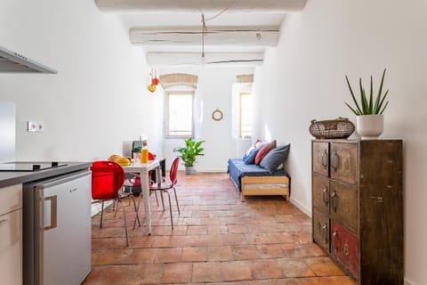Kitchen or kitchenette, Living room, Seating area, Dining area