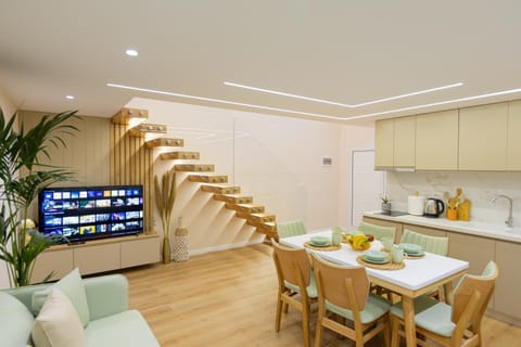 TV and multimedia, Coffee/tea facilities, Kitchen or kitchenette, Living room, Food and drinks, Seating area, Dining area, Food, minibar