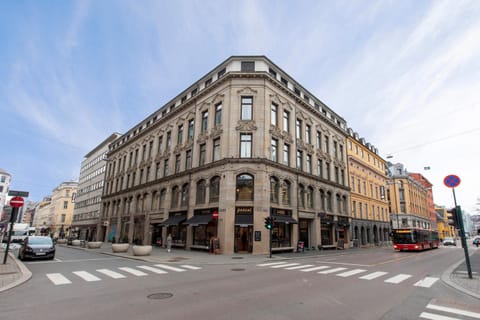 Property building, Neighbourhood, Location