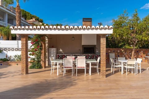 Property building, Balcony/Terrace, Living room