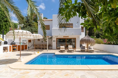 Property building, Patio, Day, Garden, Garden view, Pool view, Swimming pool, sunbed