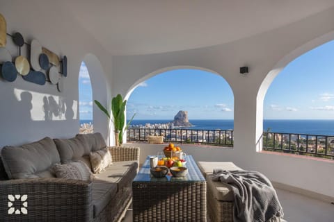 Day, Natural landscape, View (from property/room), Balcony/Terrace, Living room, Seating area, Dining area, Sea view