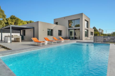 Property building, Balcony/Terrace, Swimming pool