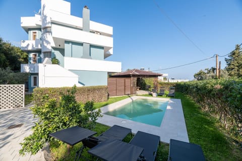 Property building, Patio, Day, Natural landscape, Garden, Garden view, Pool view, Swimming pool, sunbed