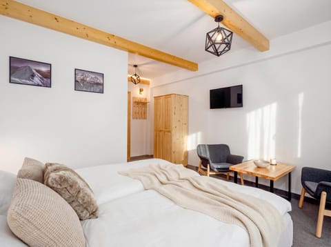 Communal lounge/ TV room, Bed, TV and multimedia, Living room, Photo of the whole room, Seating area, Evening entertainment, Bedroom, air conditioner