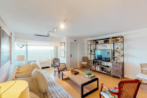 TV and multimedia, Living room, Seating area, air conditioner