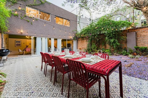 Patio, Day, Seating area, Dining area
