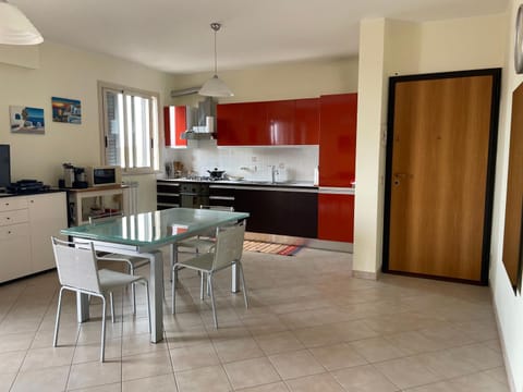 Kitchen or kitchenette, Living room, Dining area, oven