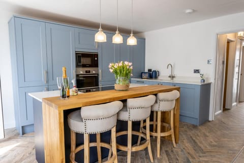Kitchen or kitchenette, Dining area, dishwasher, minibar, pet friendly, stove, washing machine